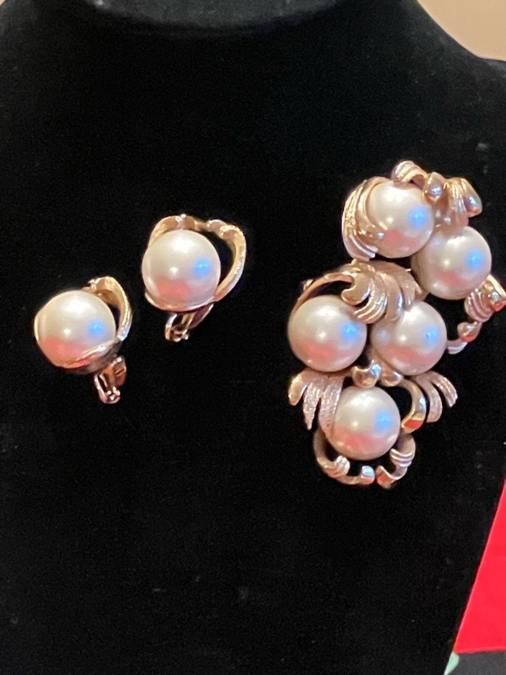 GOLD-TONE EARRINGS AND BROOCH 1960s